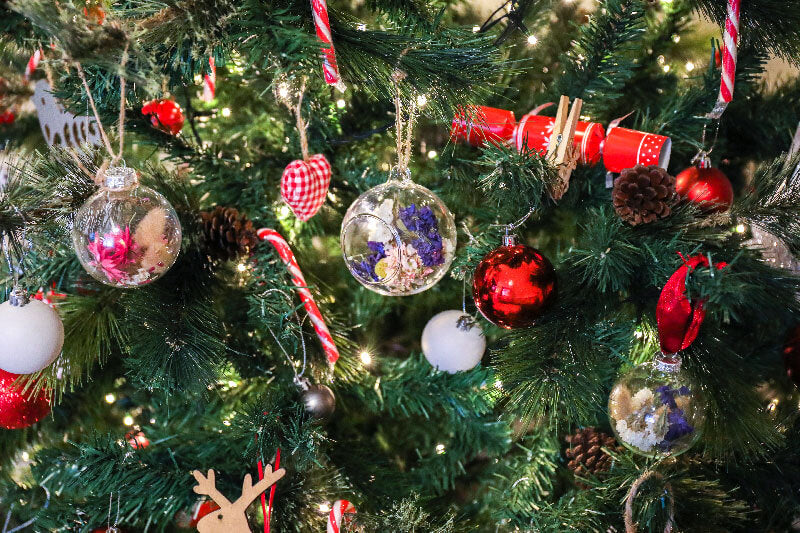 How to Create Dried Flower Christmas Tree Baubles